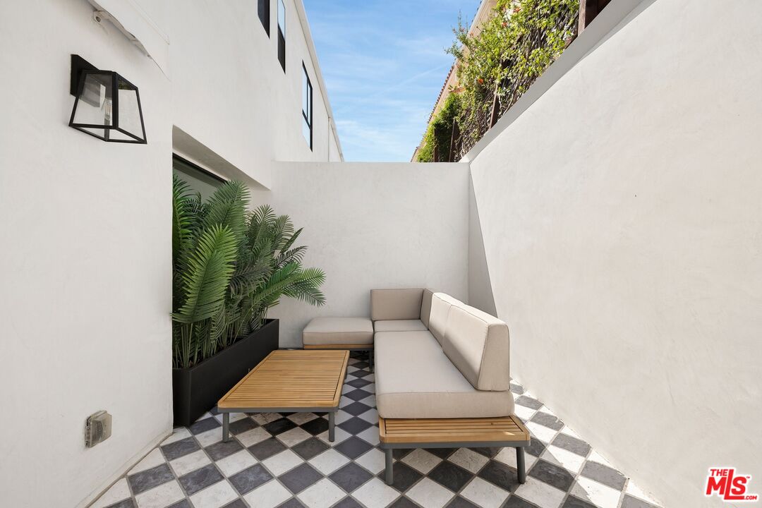 939 15th St Unit: 8
