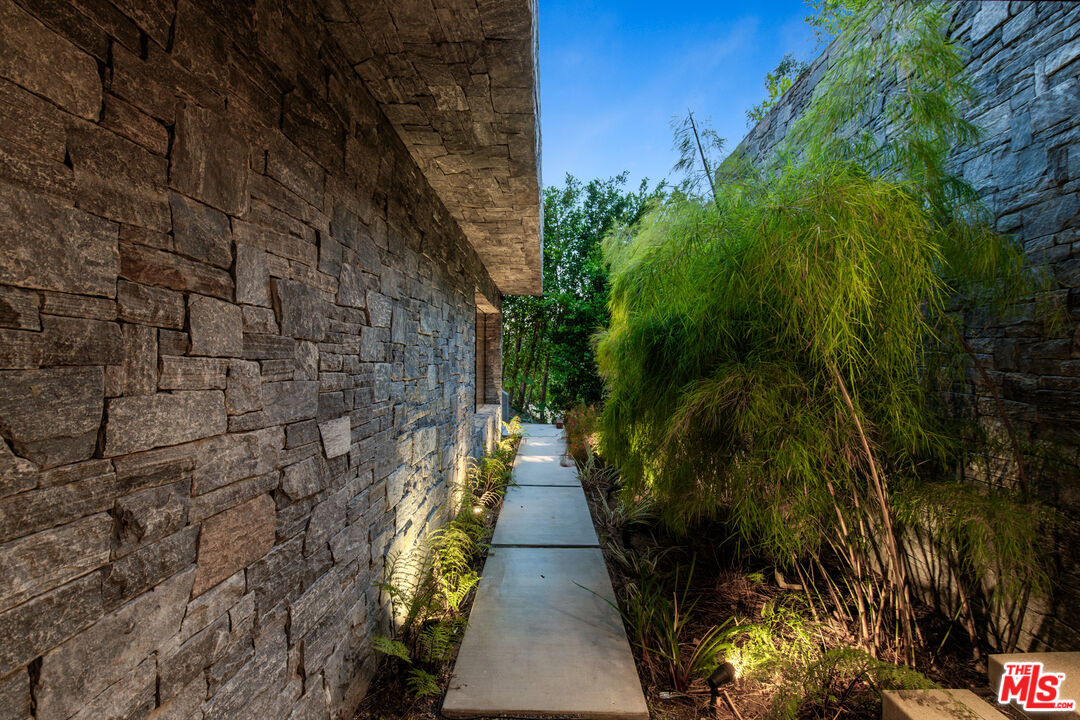 9330 Hazen Dr