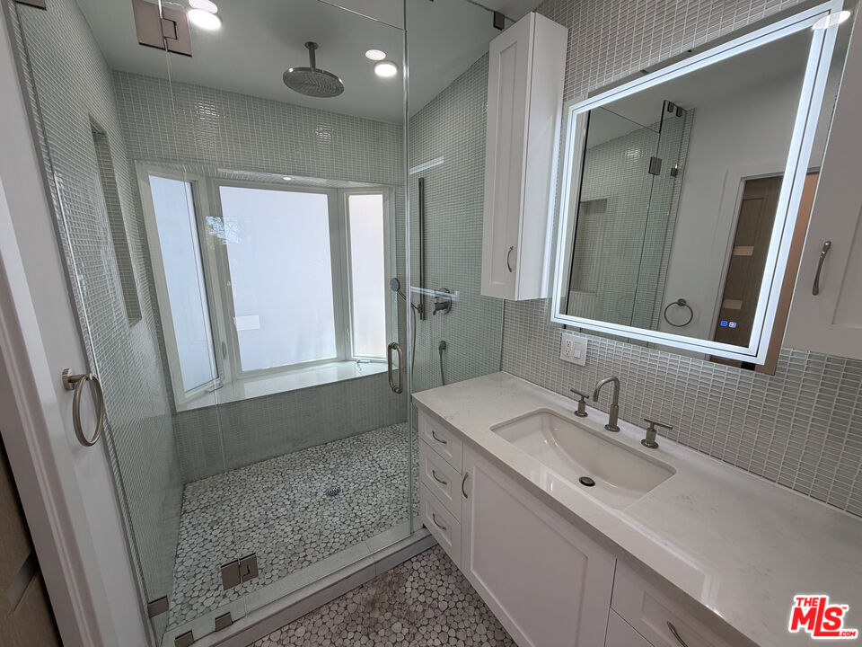 3565 Multiview Dr
