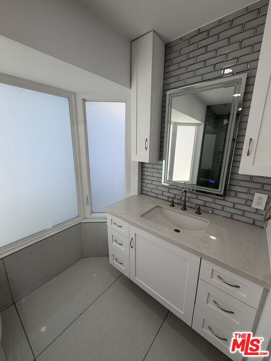 3565 Multiview Dr