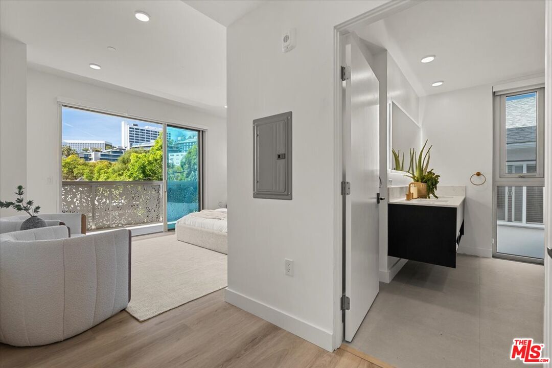 1257 N Sweetzer Ave Unit: 202