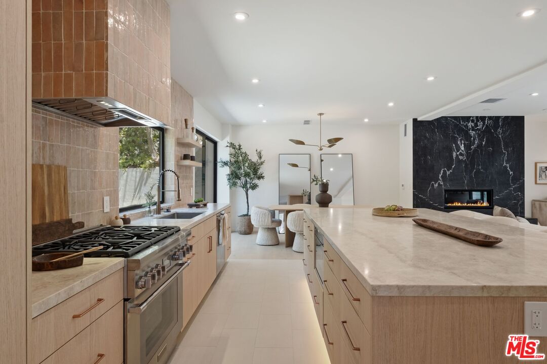1712 N Beverly Glen Blvd