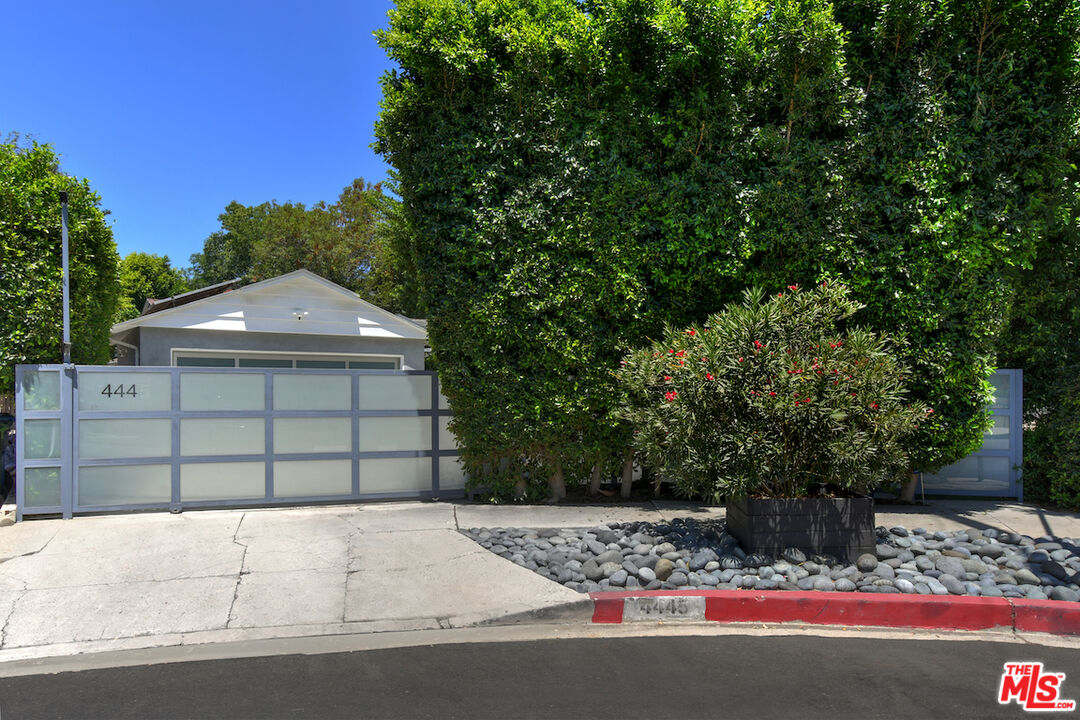 4445 Vantage Ave
