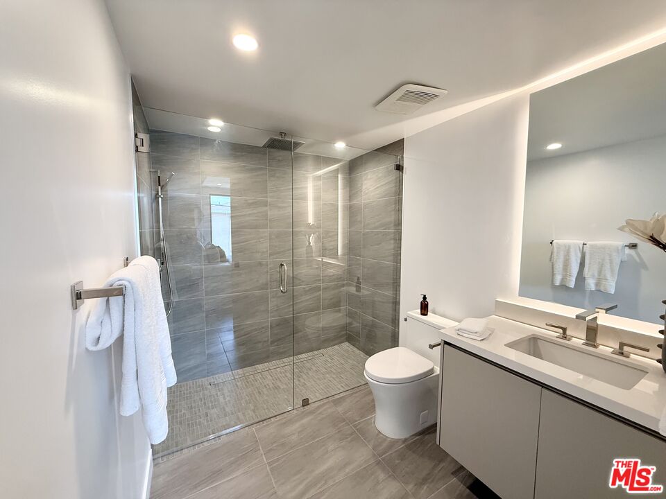 1017 N Croft Ave Unit: 203
