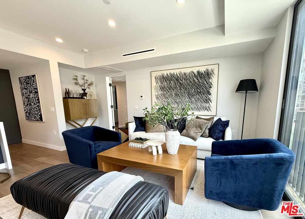 1017 N Croft Ave Unit: 203