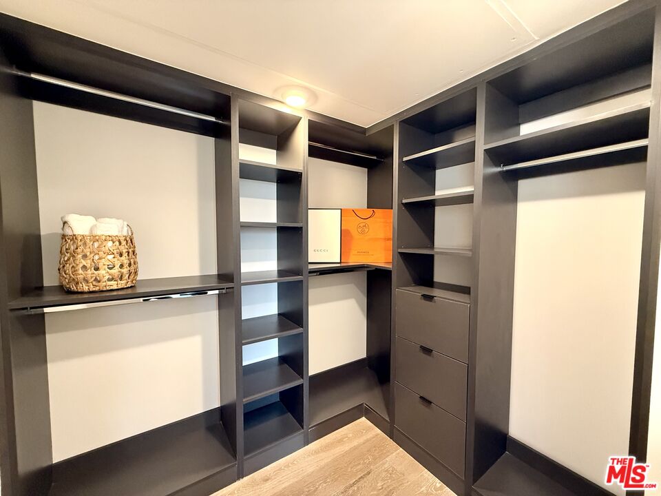 1017 N Croft Ave Unit: 203