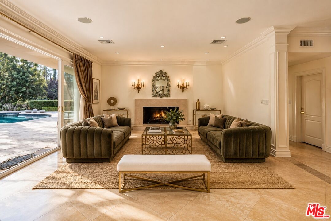 1915 Loma Vista Dr
