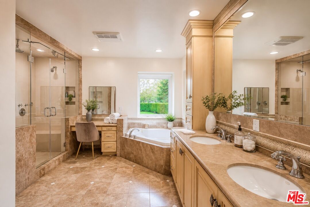 1915 Loma Vista Dr