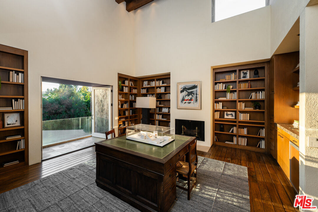 223 N Carmelina Ave