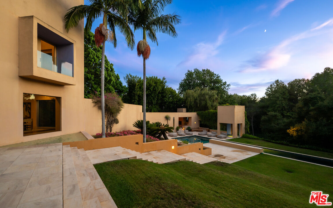 223 N Carmelina Ave
