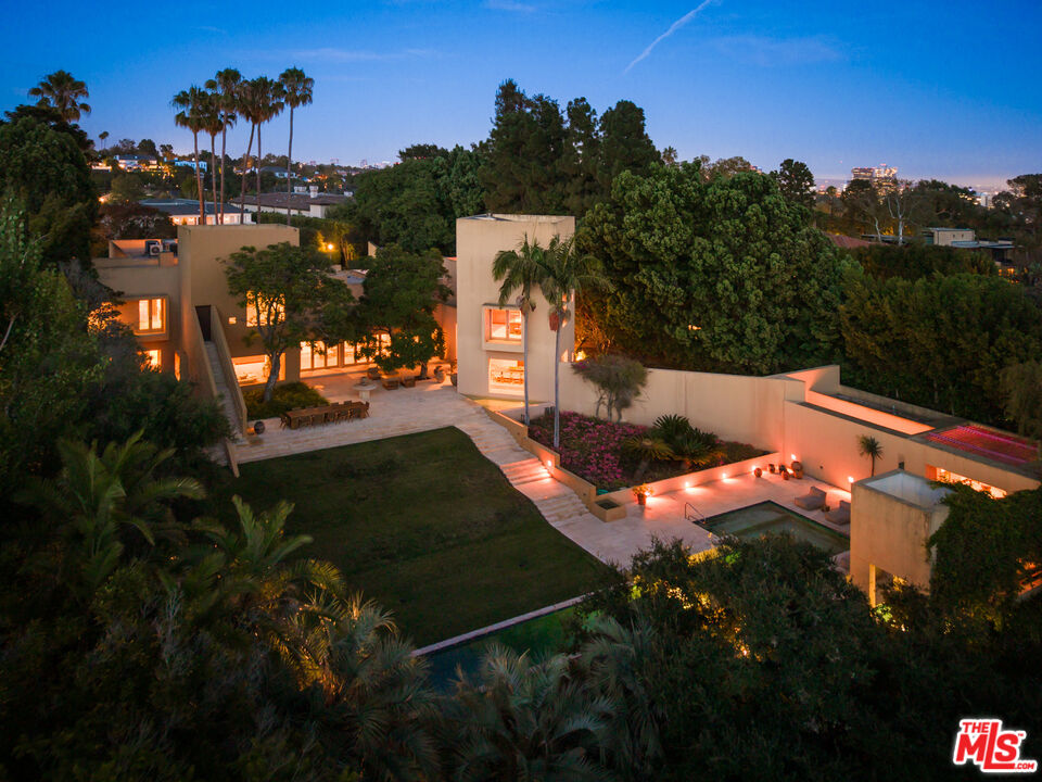 223 N Carmelina Ave