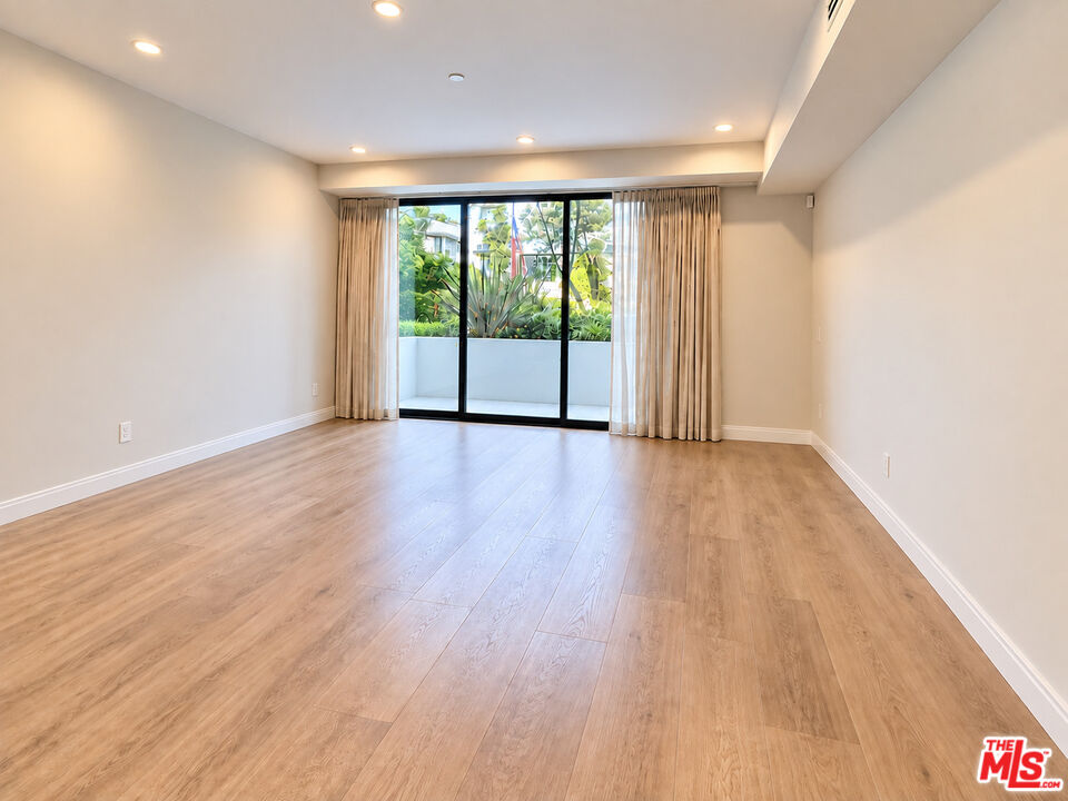 1017 N Croft Ave Unit: 105