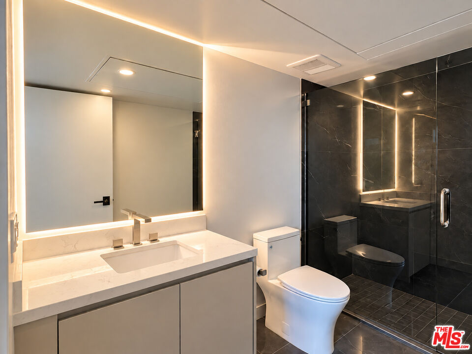 1017 N Croft Ave Unit: 105