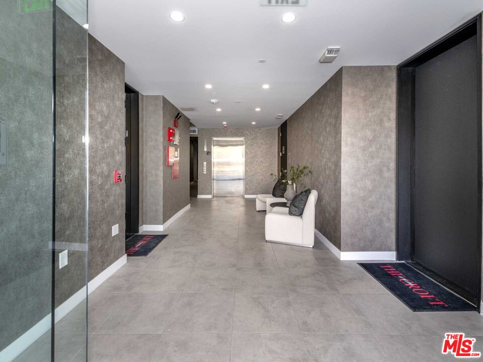 1017 N Croft Ave Unit: 105