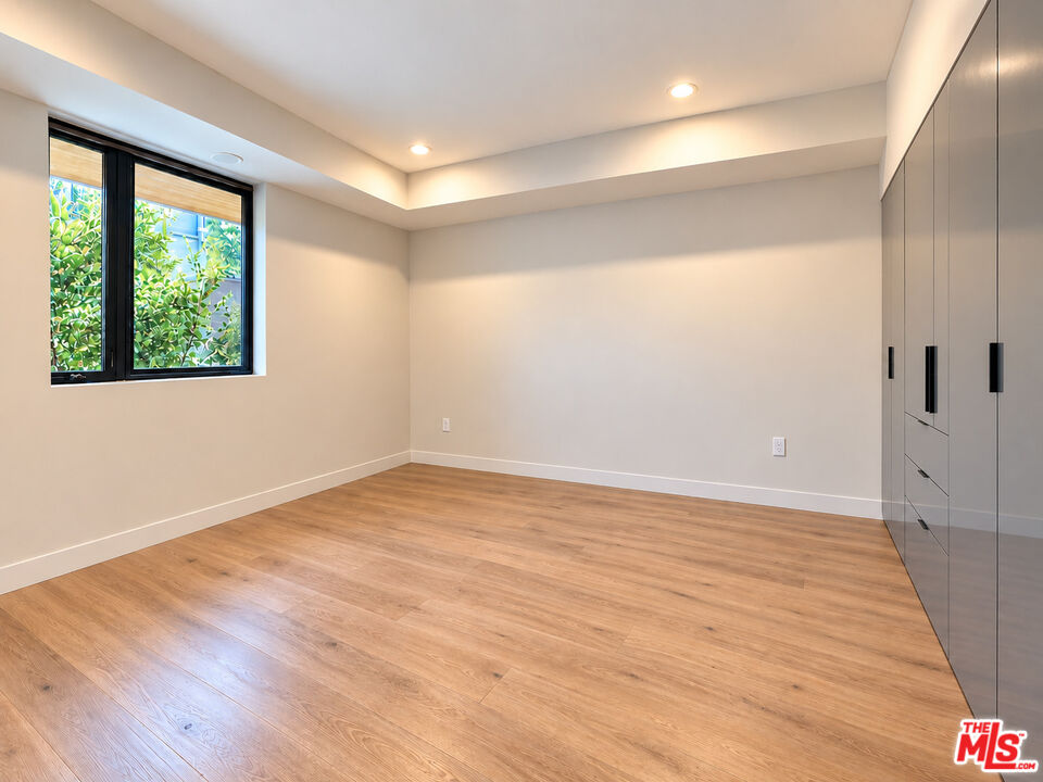 1017 N Croft Ave Unit: 105