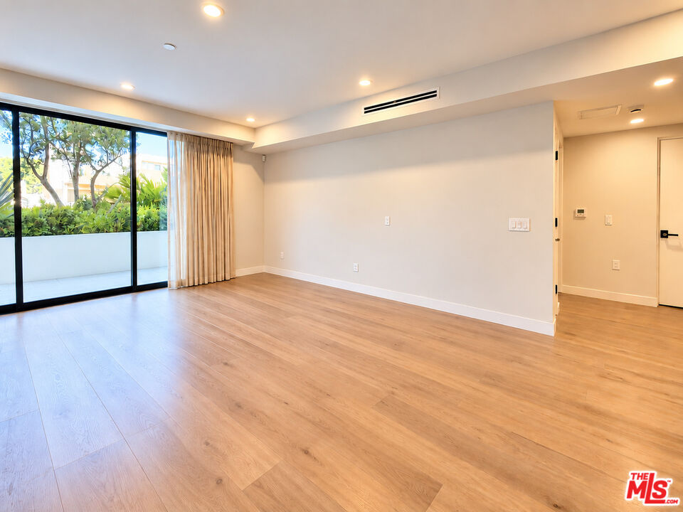 1017 N Croft Ave Unit: 105