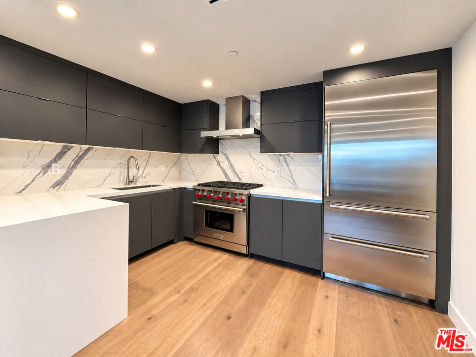 1017 N Croft Ave Unit: 105