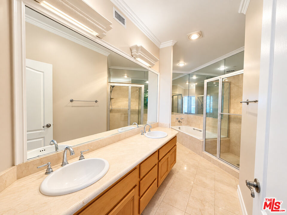 128 N Swall Dr Unit: PH7