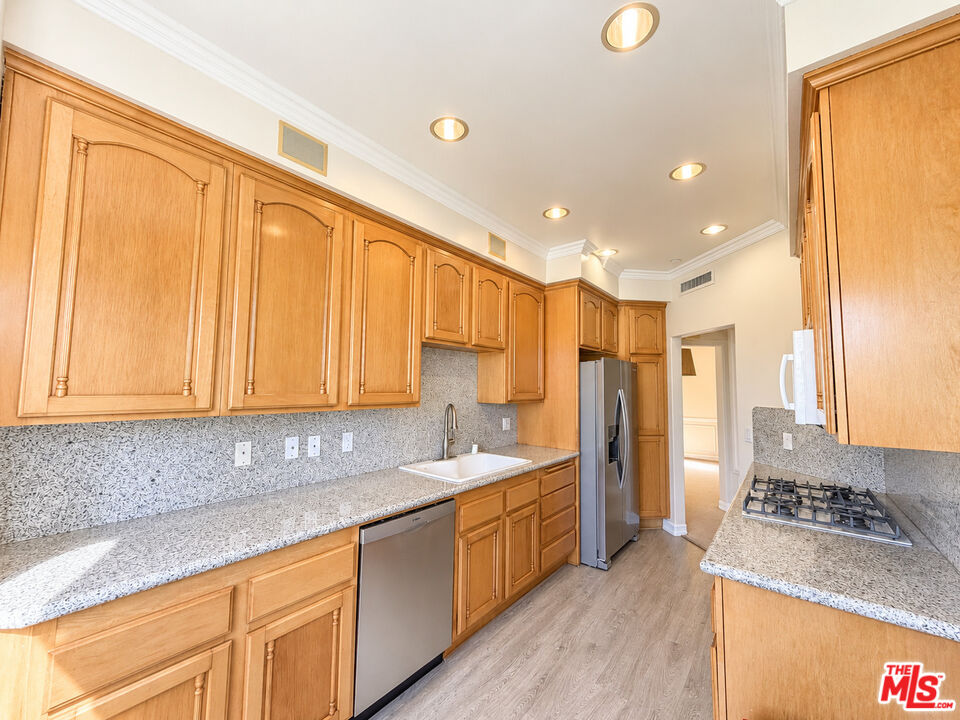 128 N Swall Dr Unit: PH7