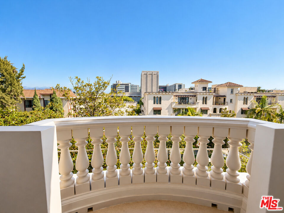 128 N Swall Dr Unit: PH7