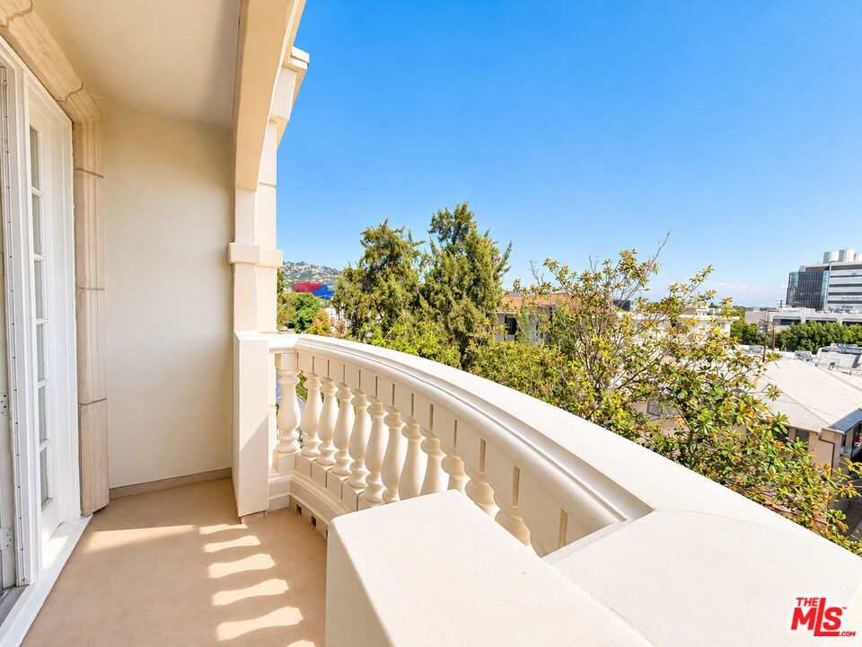 128 N Swall Dr Unit: PH7