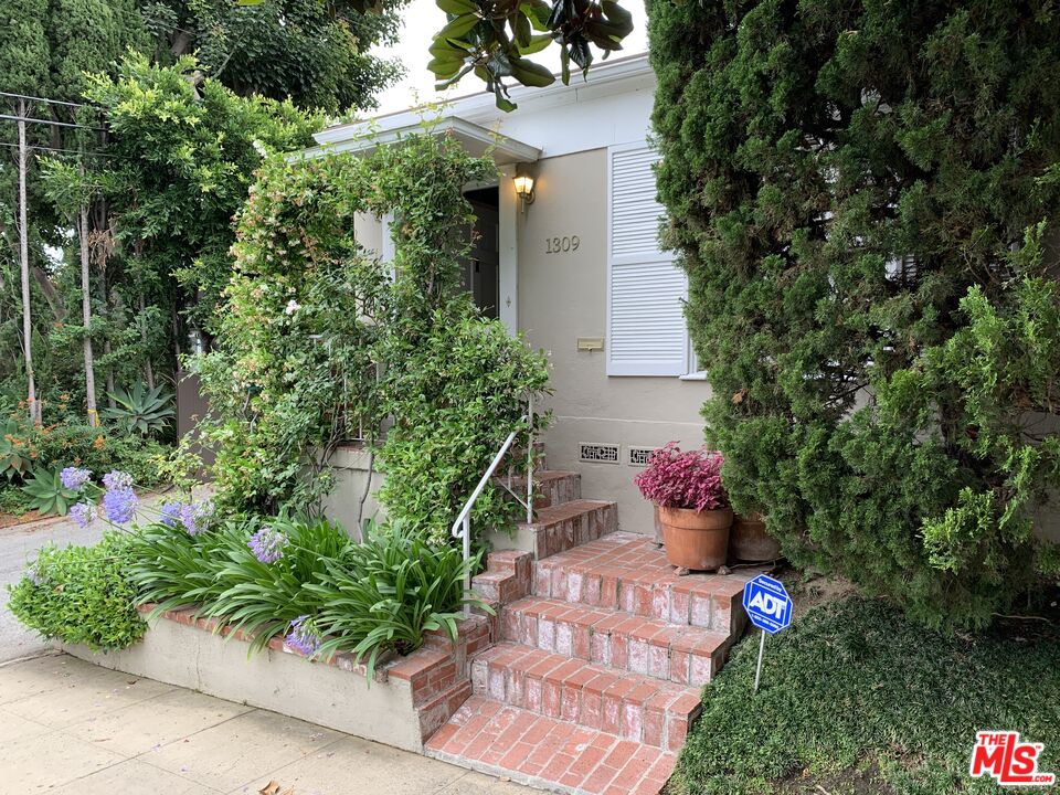 1309 Warnall Ave