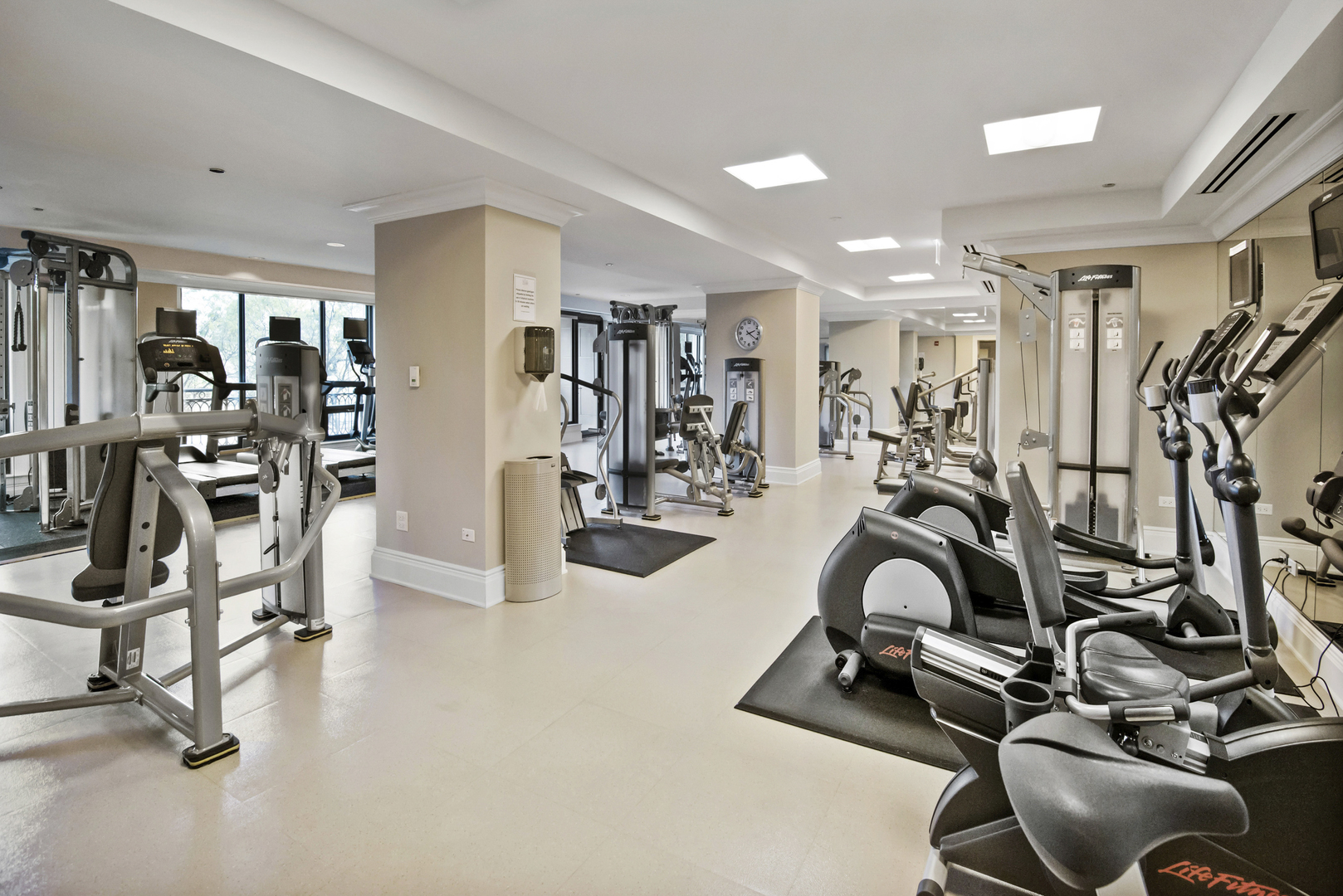 2550 N Lakeview Avenue Unit: N203