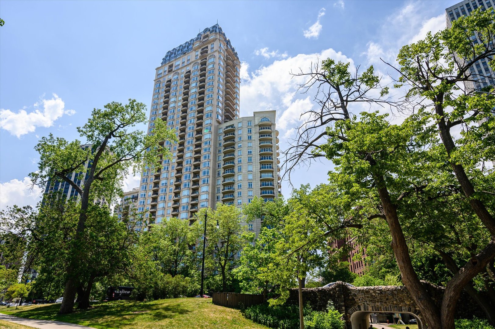 2550 N Lakeview Avenue Unit: N203