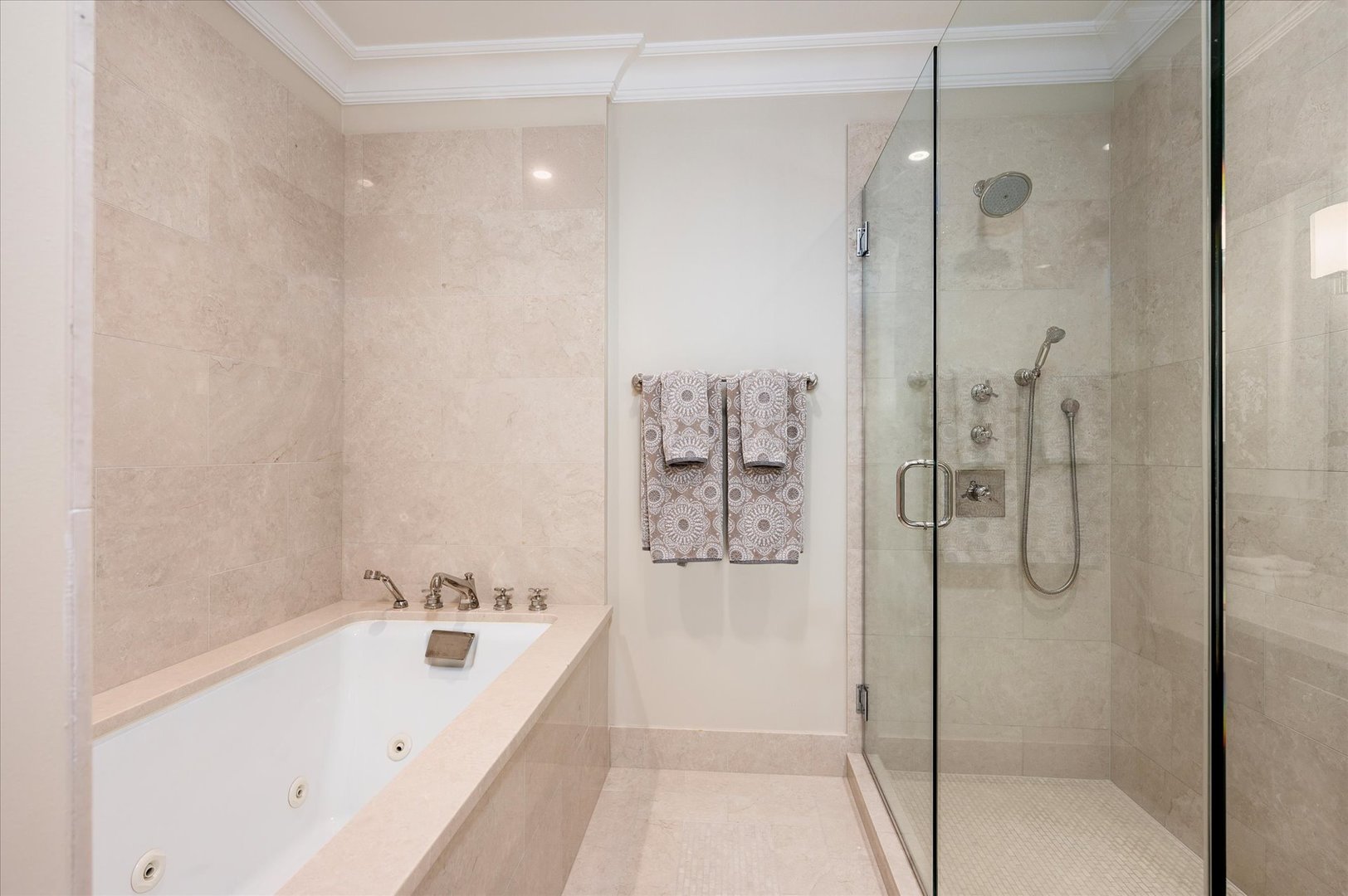 2550 N Lakeview Avenue Unit: N203