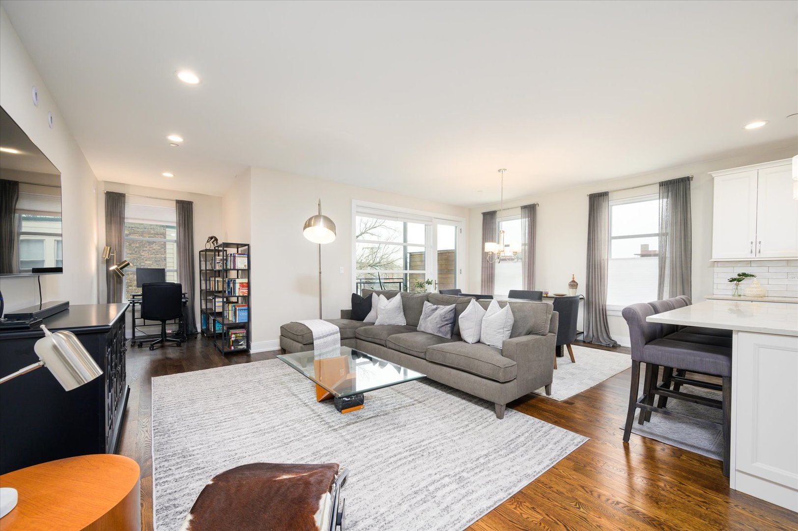 1133 Chicago Avenue Unit: 3W