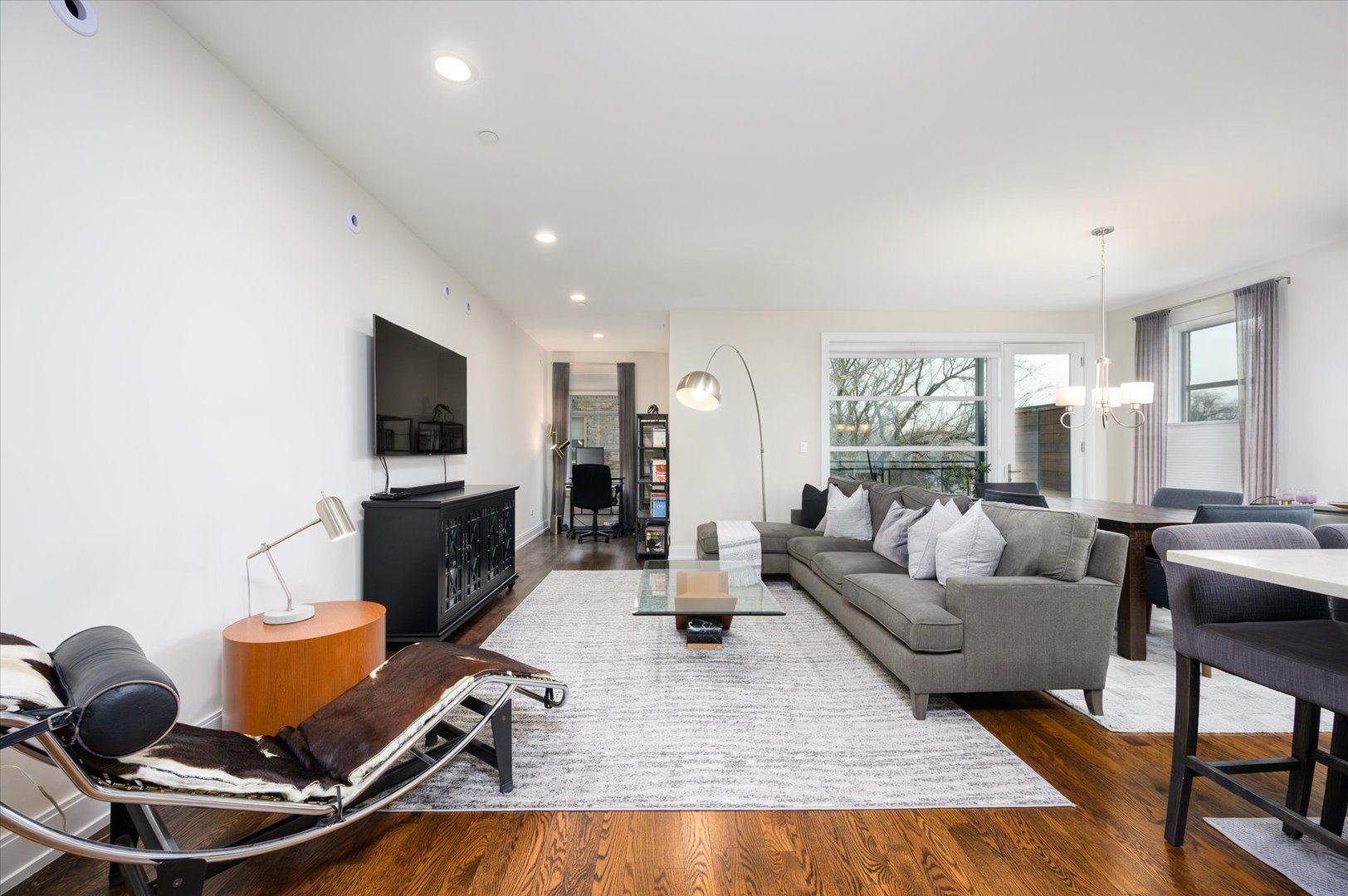 1133 Chicago Avenue Unit: 3W