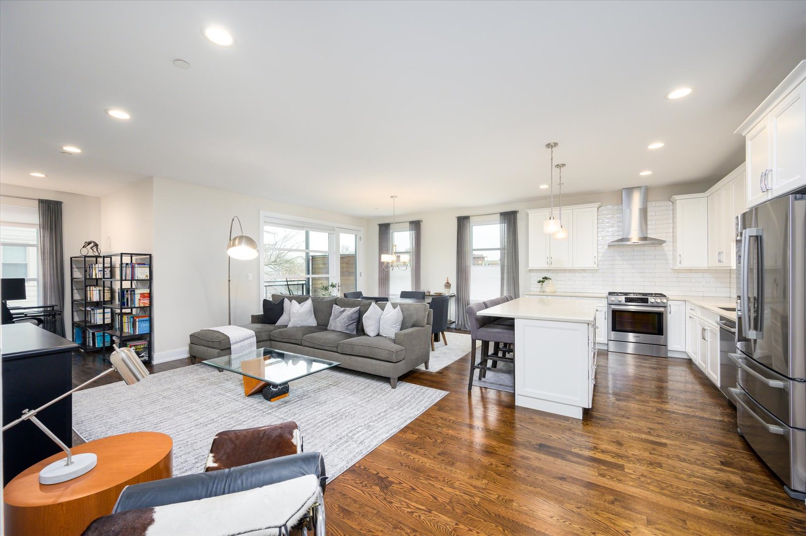 1133 Chicago Avenue Unit: 3W