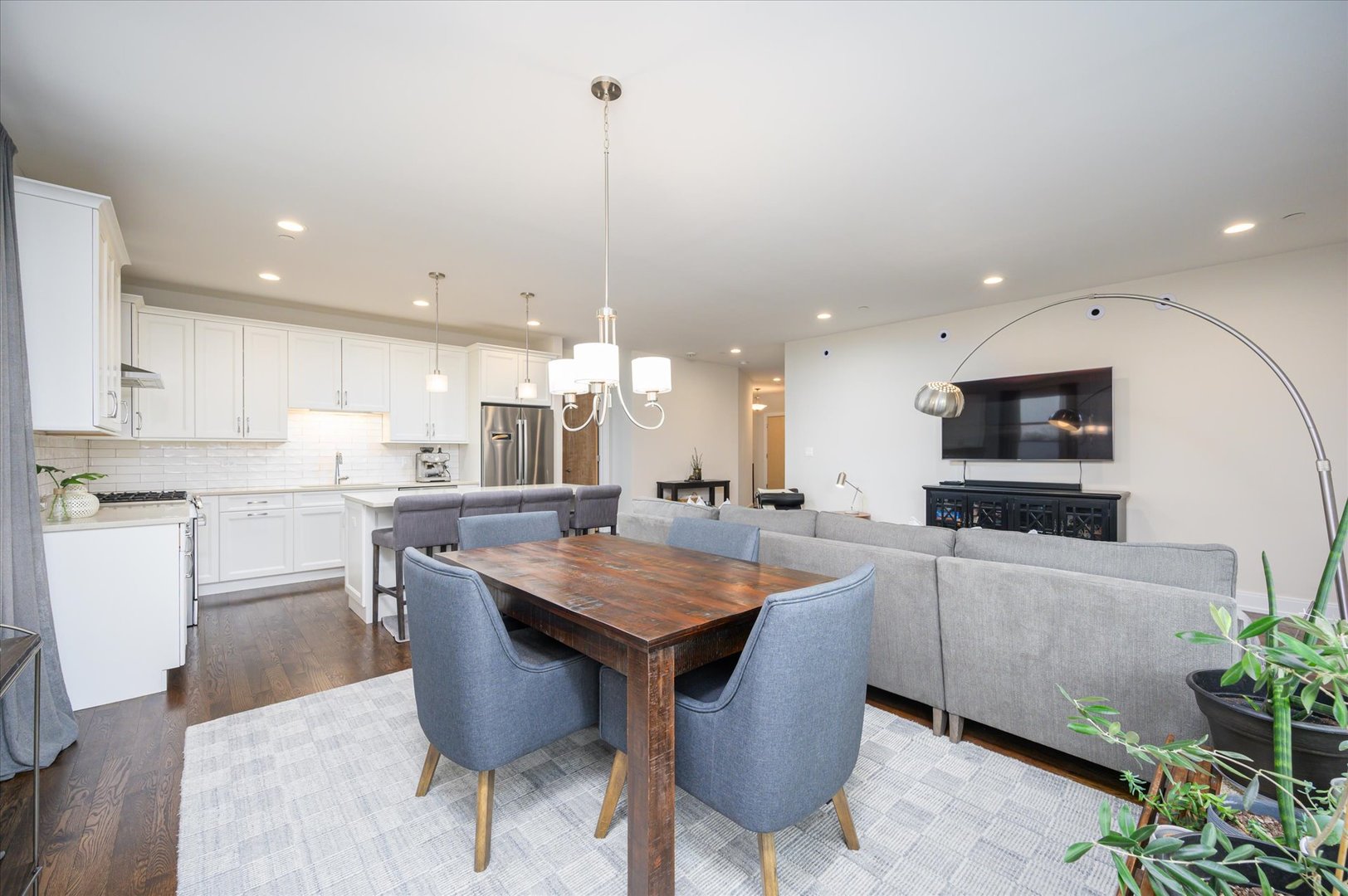 1133 Chicago Avenue Unit: 3W