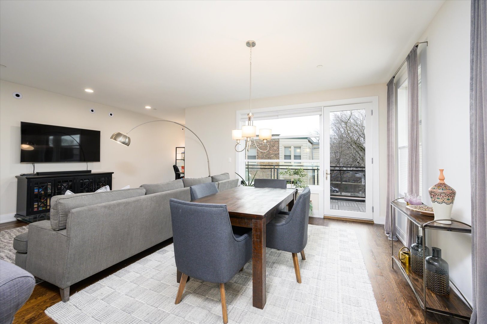 1133 Chicago Avenue Unit: 3W