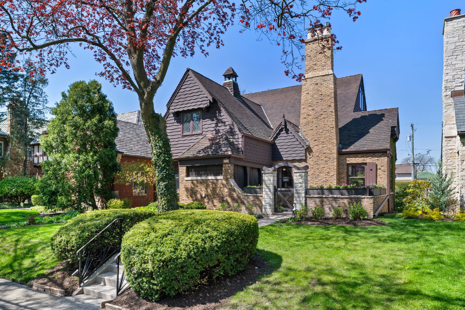 1113 N ELMWOOD Avenue