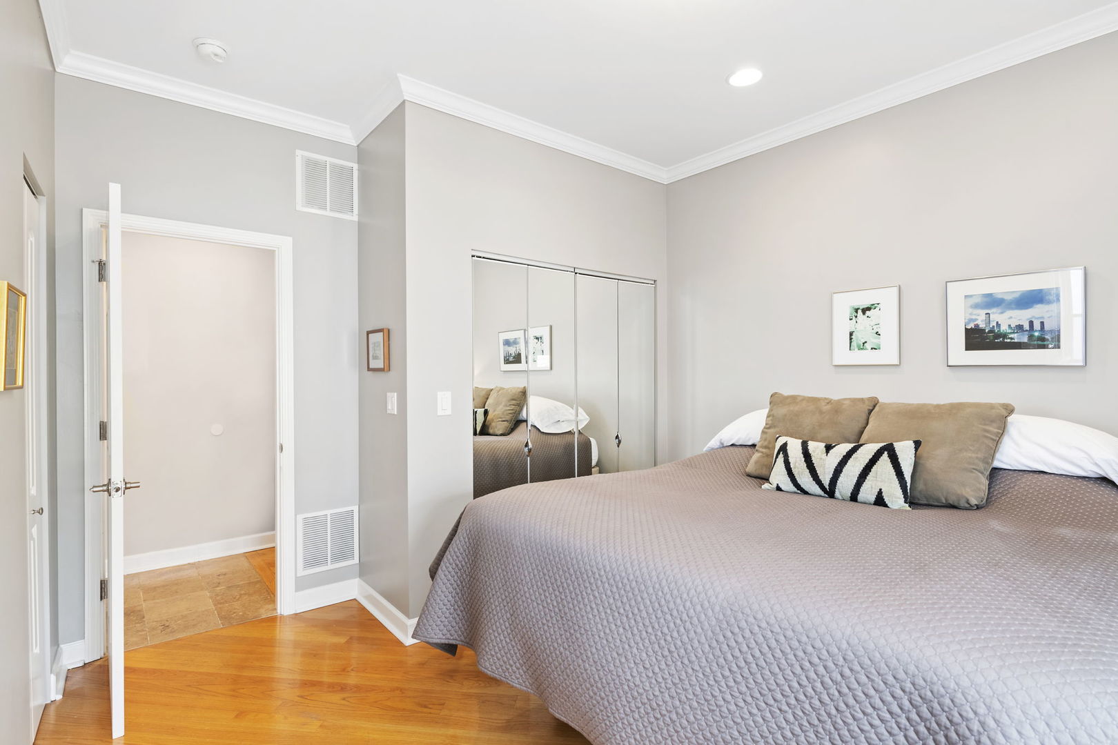 1435 N Rockwell Street Unit: 3