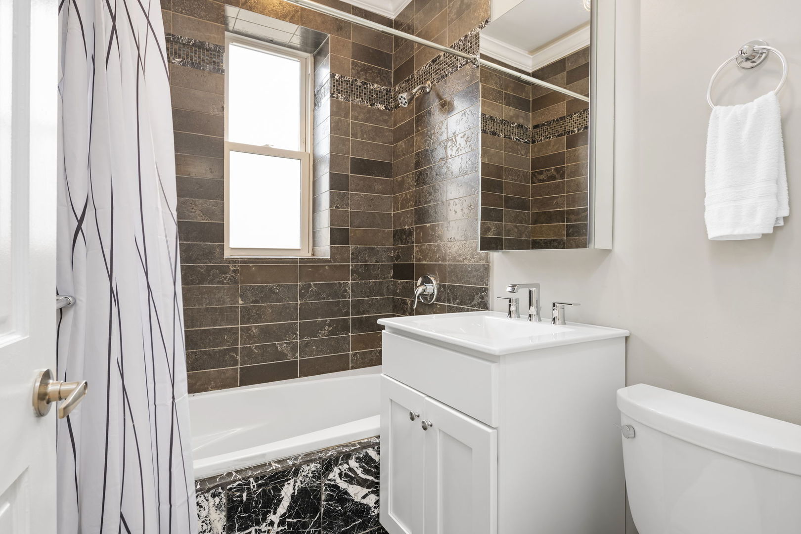 1435 N Rockwell Street Unit: 3