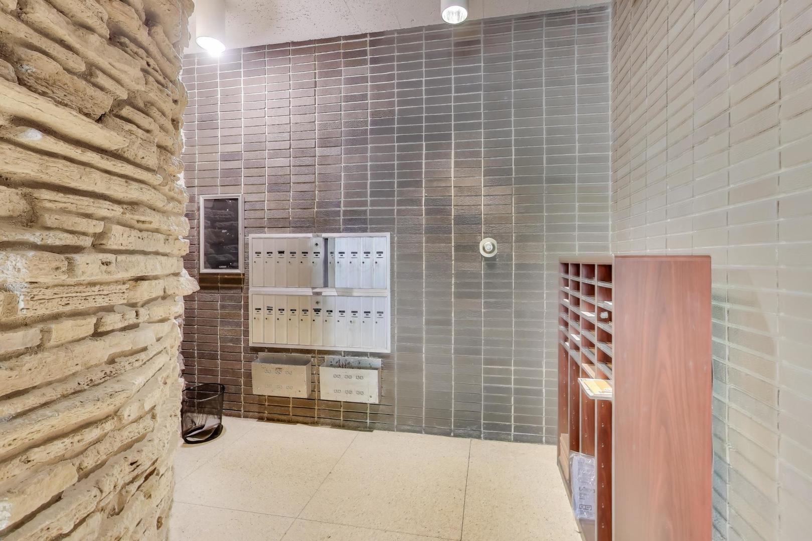 222 N Grove Avenue Unit: 2D