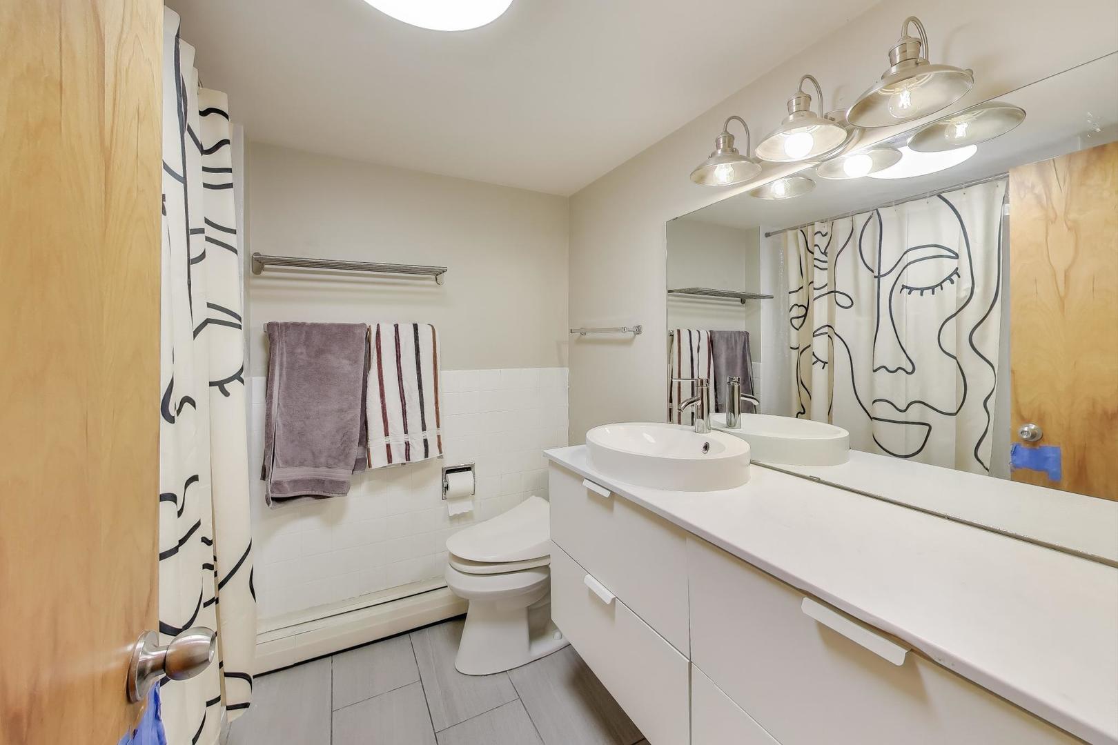 222 N Grove Avenue Unit: 2D