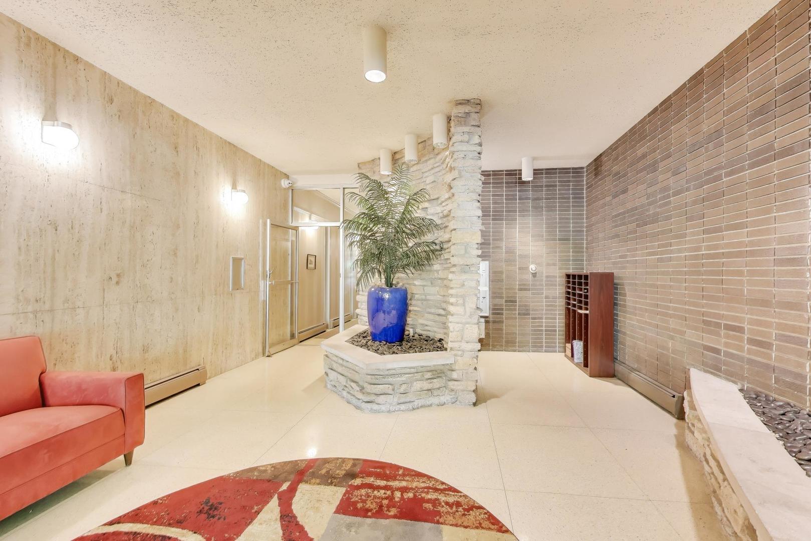 222 N Grove Avenue Unit: 2D