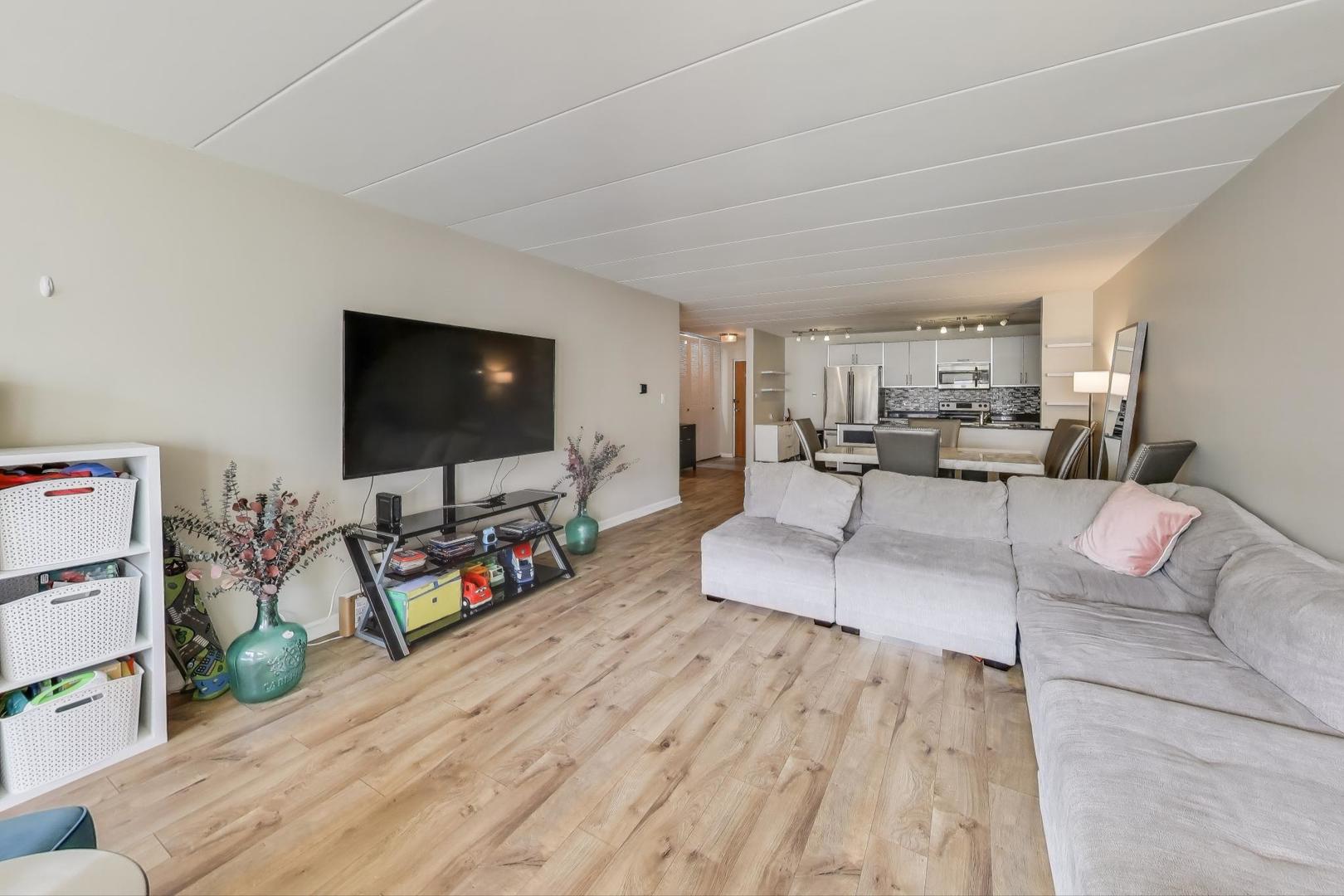 222 N Grove Avenue Unit: 2D