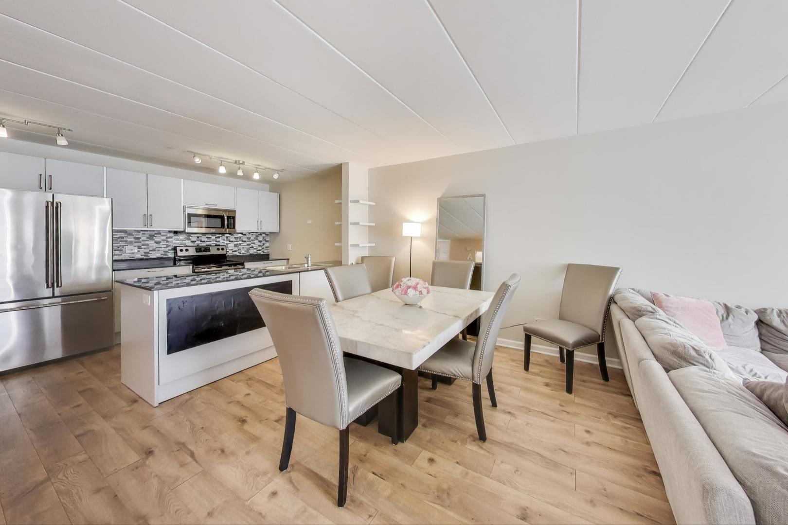 222 N Grove Avenue Unit: 2D