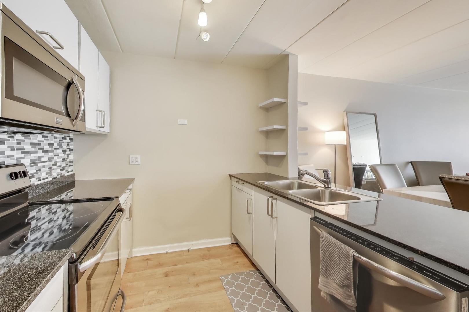 222 N Grove Avenue Unit: 2D