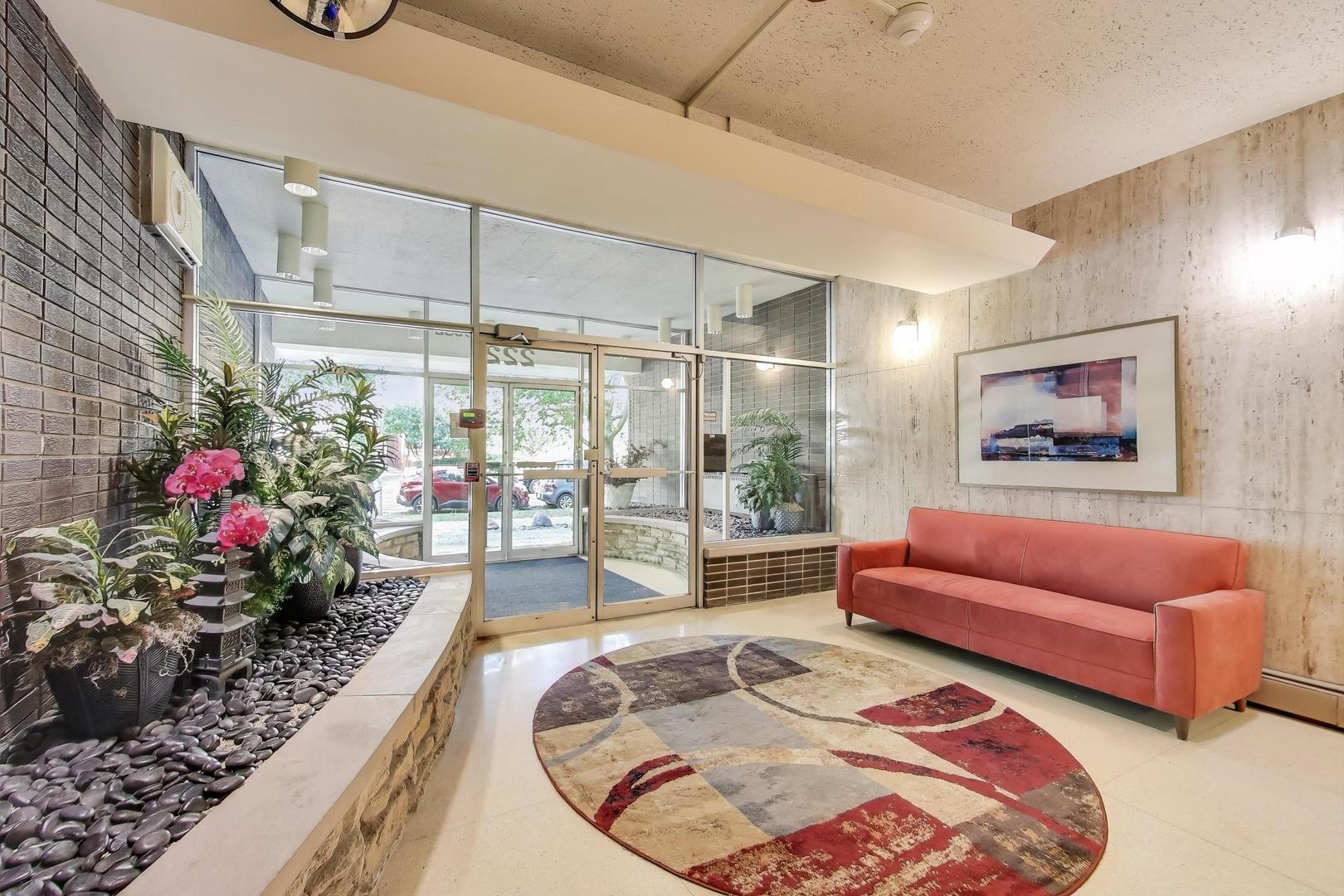 222 N Grove Avenue Unit: 2D