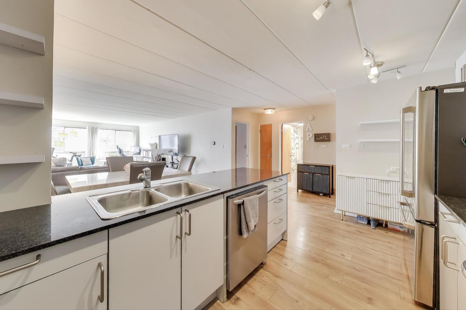 222 N Grove Avenue Unit: 2D