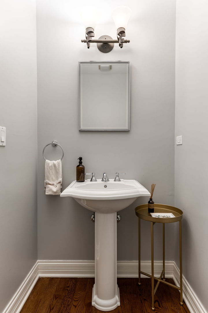 3252 N California Avenue Unit: 1