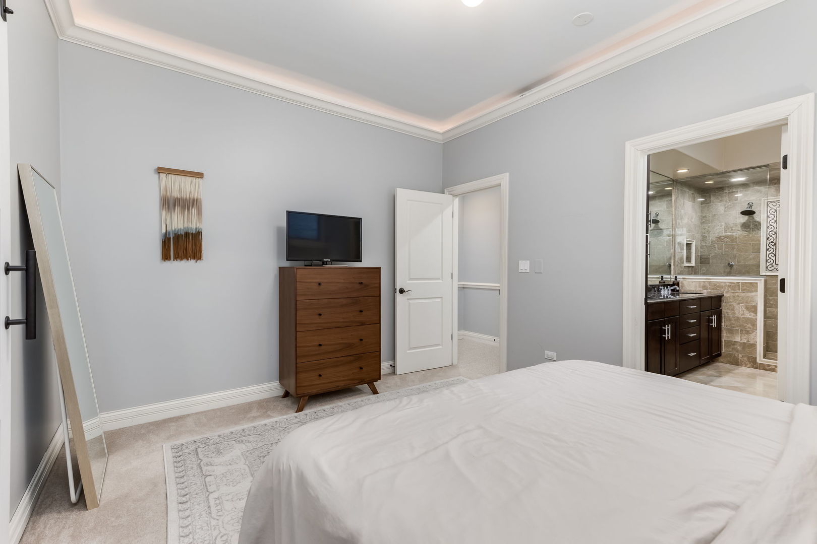 3252 N California Avenue Unit: 1