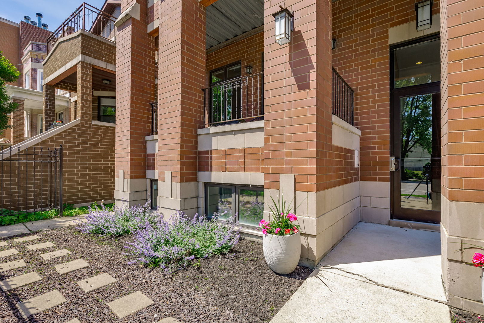 3252 N California Avenue Unit: 1