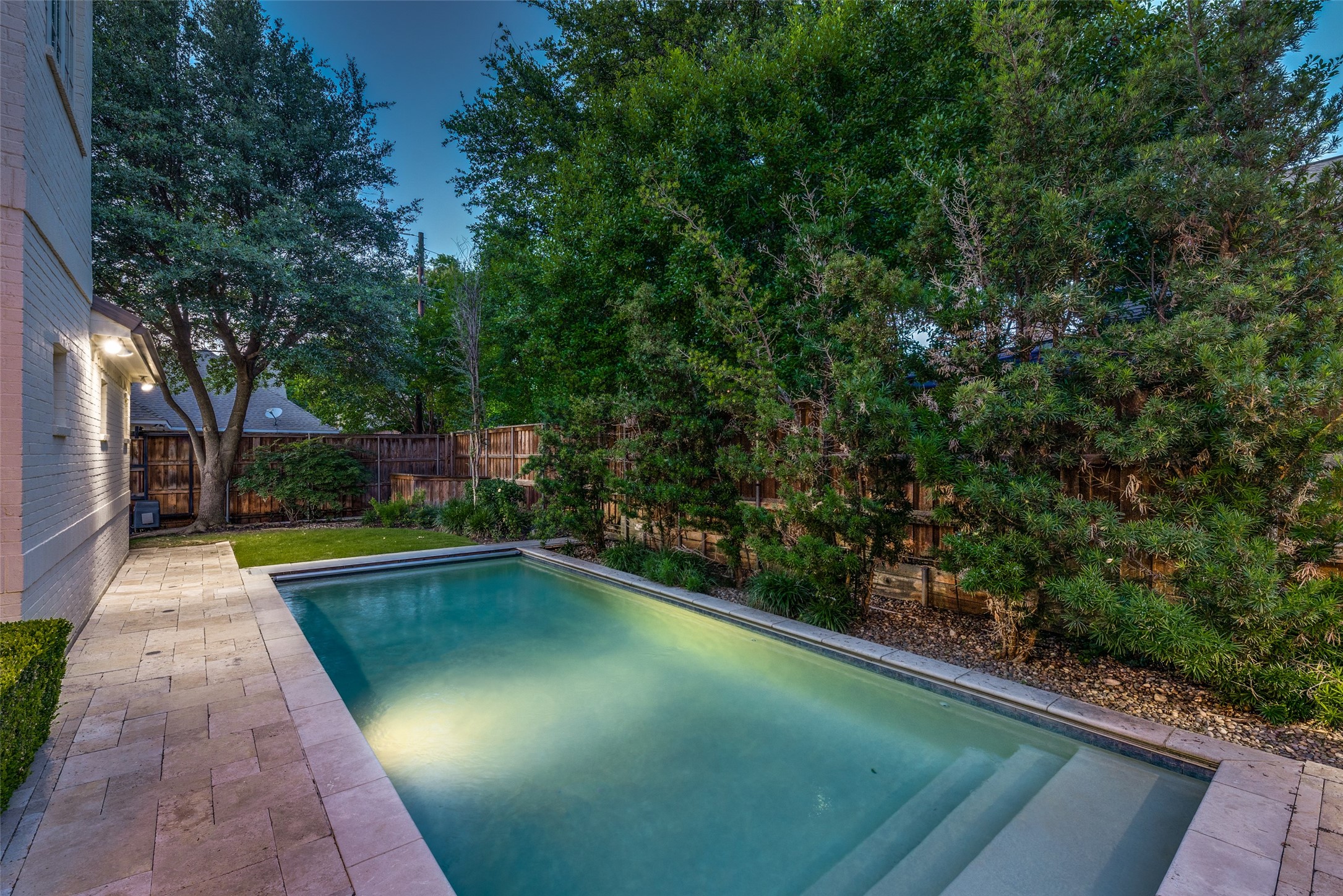 4927 Stanford Avenue