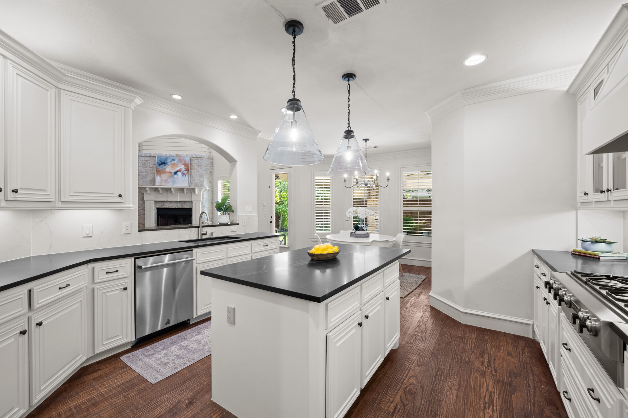 6218 Lakeshore Drive